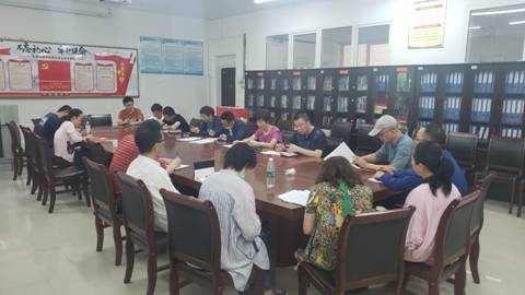 图片包含 室内, 桌子, 椅子, 人描述已自动生成